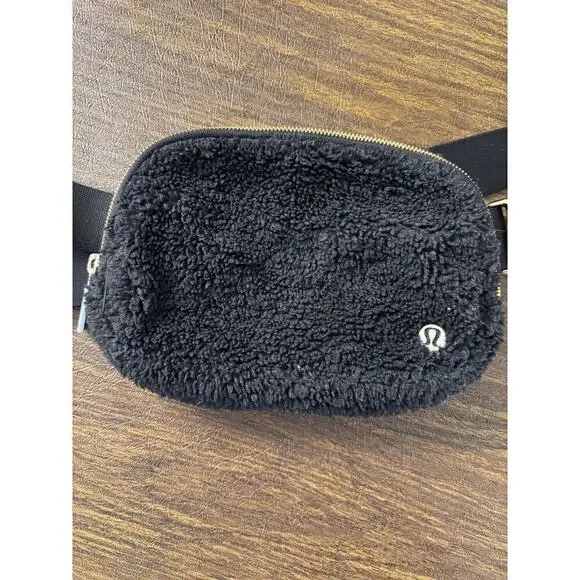 Lululemon Everywhere Black Sherpa Fleece Travel Belt Bag - Picture 2 of 8